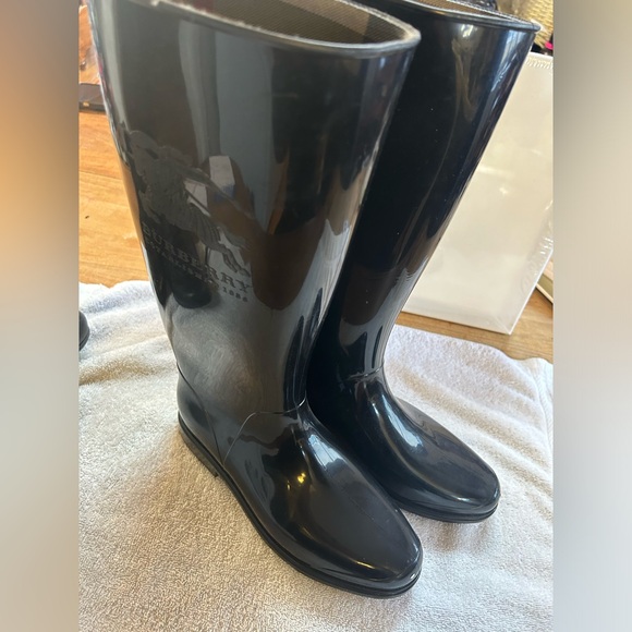 Burberry Classic Tall Equestrian Knight Rain Boot Black - Picture 4 of 6